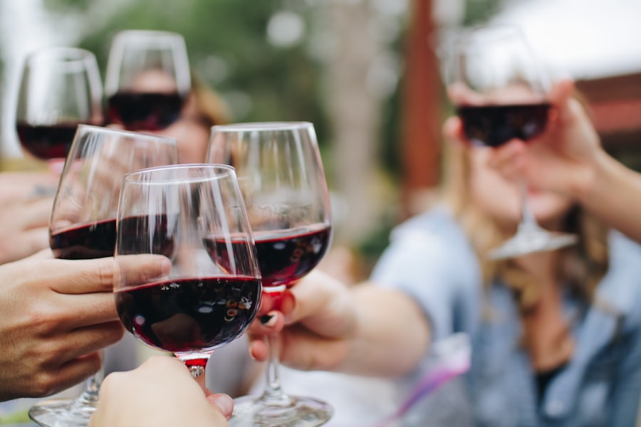 Rotwein wird eingeschenkt